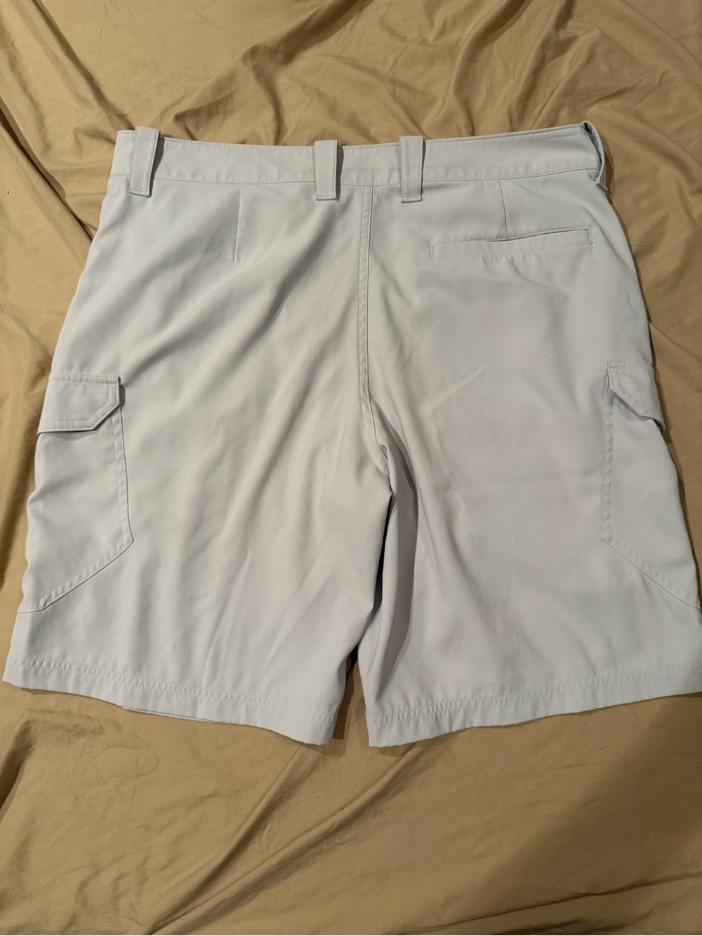 Men’s under armour light gray cargo shorts size 36. EUC - Picture 3 of 5